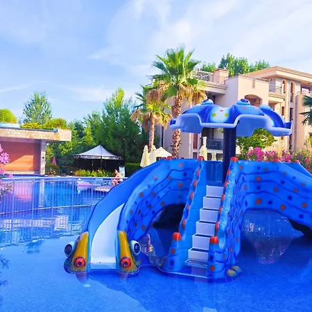 Attractive Family In Sunny Cascadas Family ساني بيتش